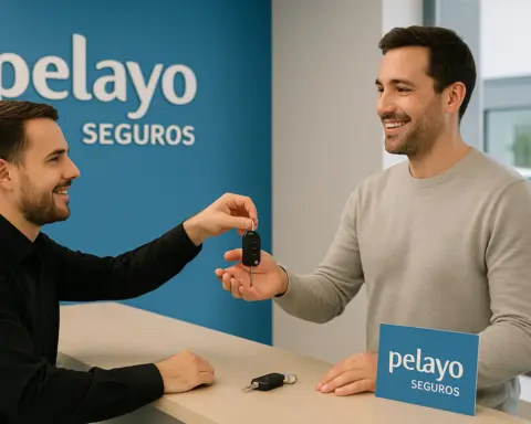 Cliente recibiendo coche de sustitución de Pelayo Seguros.